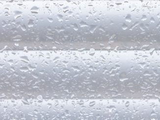 Undichte Fenster sorgen dafür, dass es in der Wohnung kalt und feucht werden kann - außerdem zieht es dann ständig
