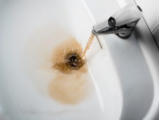 Braunes Wasser aus der Leitung sollten Sie nicht einfach hinnehmen - es ist oft gefährlich. Rost kann der Grund für die Verfärbung sein